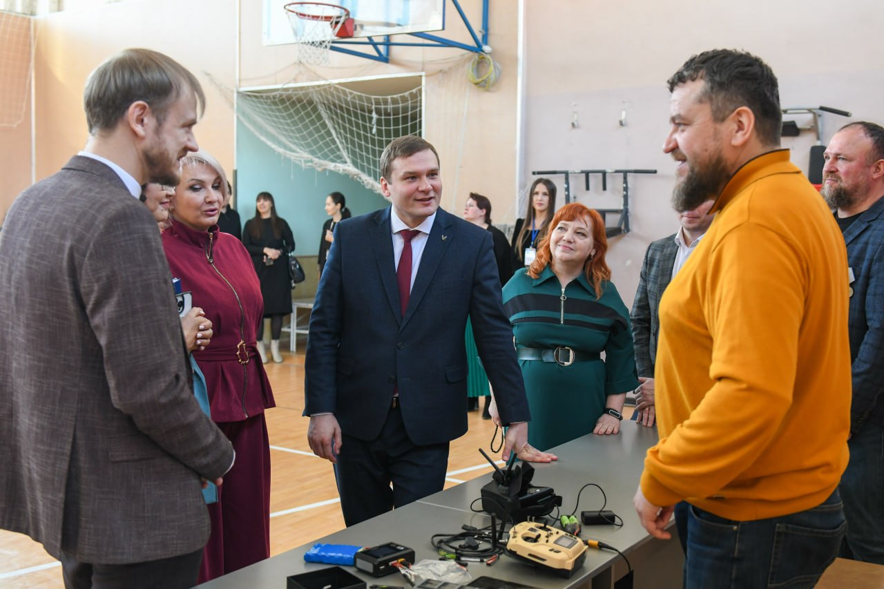 Валентин Коновалов: Встретился с участниками республиканской выставки «Технотворчество» Валентин Коновалов: Встретился с участниками республиканской выставки «Технотворчество»