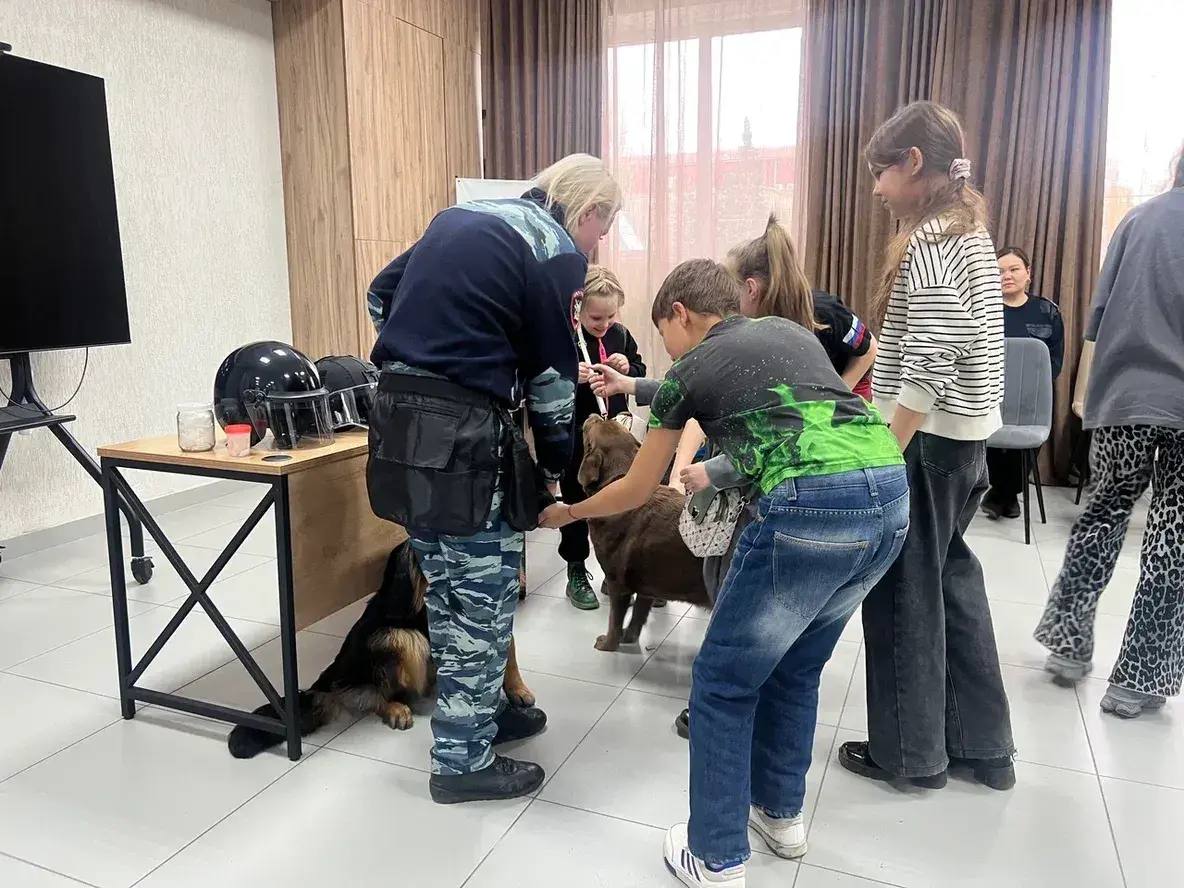 Транспортные полицейские Абакана провели встречу с семьями участников СВО Транспортные полицейские Абакана провели встречу с семьями участников СВО