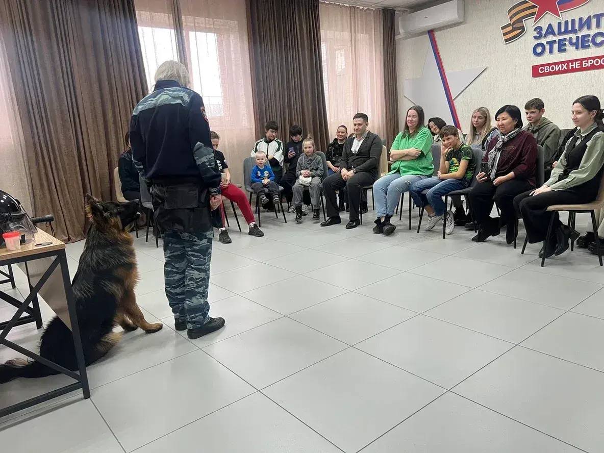 Транспортные полицейские Абакана провели встречу с семьями участников СВО Транспортные полицейские Абакана провели встречу с семьями участников СВО