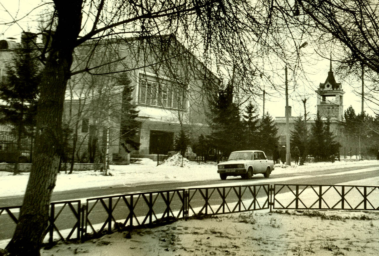 «Первое пожарное депо появилось в с. Усть-Абаканское, по-видимому, в 1920-е годы… Новое пожарное депо было построено в 1927 году напротив электростанции, в районе рынка «Первое пожарное депо появилось в с. Усть-Абаканское, по-видимому, в 1920-е годы… Новое пожарное депо было построено в 1927 году напротив электростанции, в районе рынка