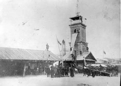 «Первое пожарное депо появилось в с. Усть-Абаканское, по-видимому, в 1920-е годы… Новое пожарное депо было построено в 1927 году напротив электростанции, в районе рынка «Первое пожарное депо появилось в с. Усть-Абаканское, по-видимому, в 1920-е годы… Новое пожарное депо было построено в 1927 году напротив электростанции, в районе рынка