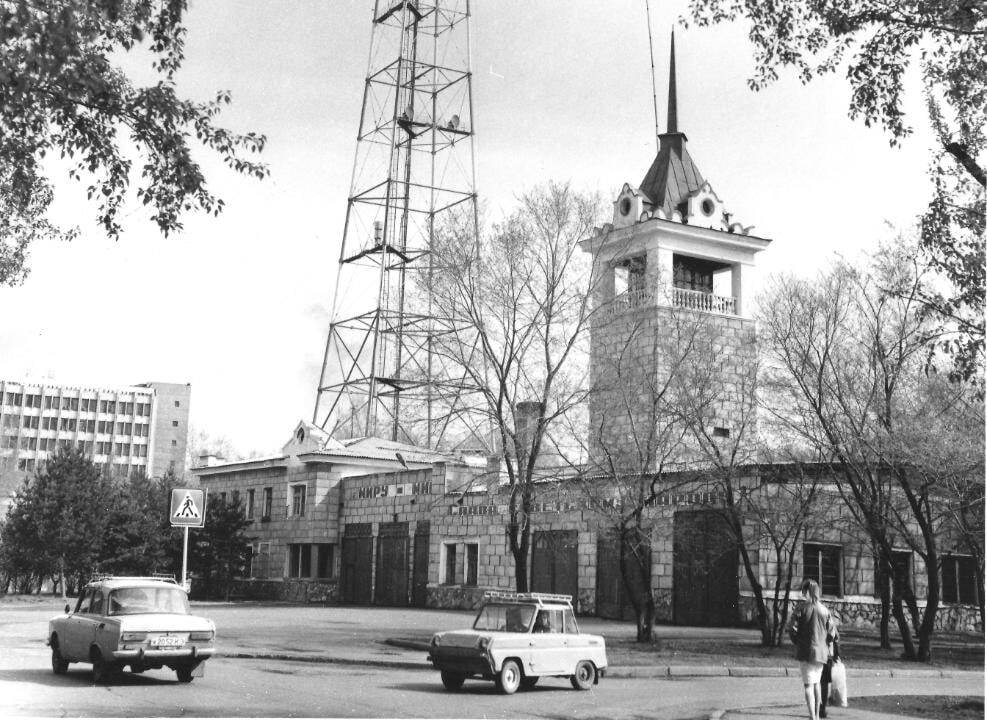 «Первое пожарное депо появилось в с. Усть-Абаканское, по-видимому, в 1920-е годы… Новое пожарное депо было построено в 1927 году напротив электростанции, в районе рынка «Первое пожарное депо появилось в с. Усть-Абаканское, по-видимому, в 1920-е годы… Новое пожарное депо было построено в 1927 году напротив электростанции, в районе рынка