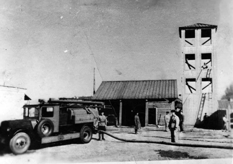 «Первое пожарное депо появилось в с. Усть-Абаканское, по-видимому, в 1920-е годы… Новое пожарное депо было построено в 1927 году напротив электростанции, в районе рынка «Первое пожарное депо появилось в с. Усть-Абаканское, по-видимому, в 1920-е годы… Новое пожарное депо было построено в 1927 году напротив электростанции, в районе рынка