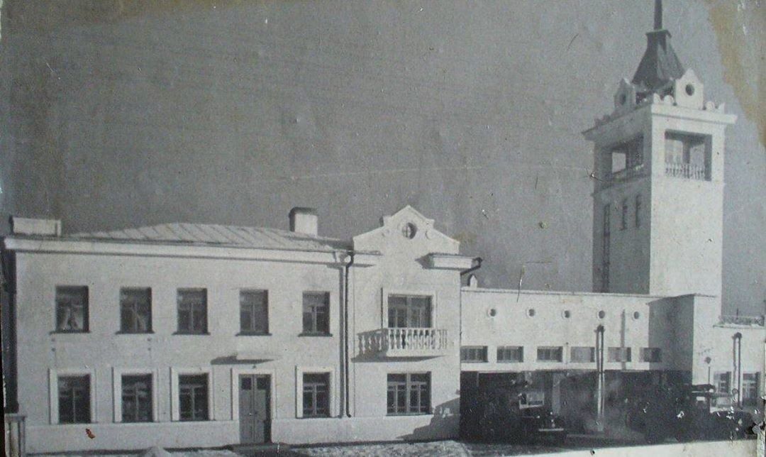 «Первое пожарное депо появилось в с. Усть-Абаканское, по-видимому, в 1920-е годы… Новое пожарное депо было построено в 1927 году напротив электростанции, в районе рынка «Первое пожарное депо появилось в с. Усть-Абаканское, по-видимому, в 1920-е годы… Новое пожарное депо было построено в 1927 году напротив электростанции, в районе рынка