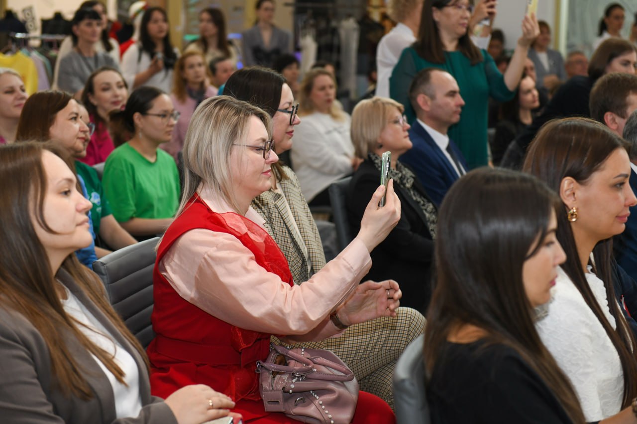 Валентин Коновалов: Провёл открытый диалог с представителями индустрии моды и лёгкой промышленности республики Валентин Коновалов: Провёл открытый диалог с представителями индустрии моды и лёгкой промышленности республики