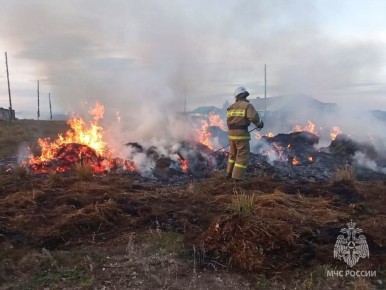 Сено, грузовик и 15-километровый фронт огня: сводка пожаров в Хакасии за сутки