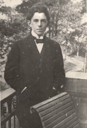 На ночь глядя…. У Осипа Мандельштама был выработанный годами ритуал — во время написания стихов он варил себе крепчайший кофе, который пил в неограниченных количествах