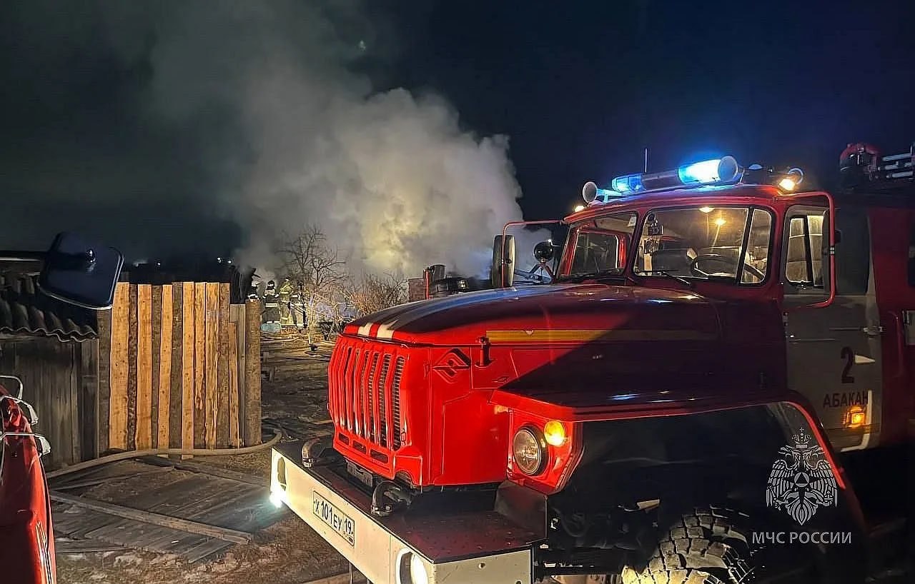 В ХАКАСИИ ГОРЕЛИ ДОМ, ПОСТРОЙКА, МАШИНА И ТРАВА