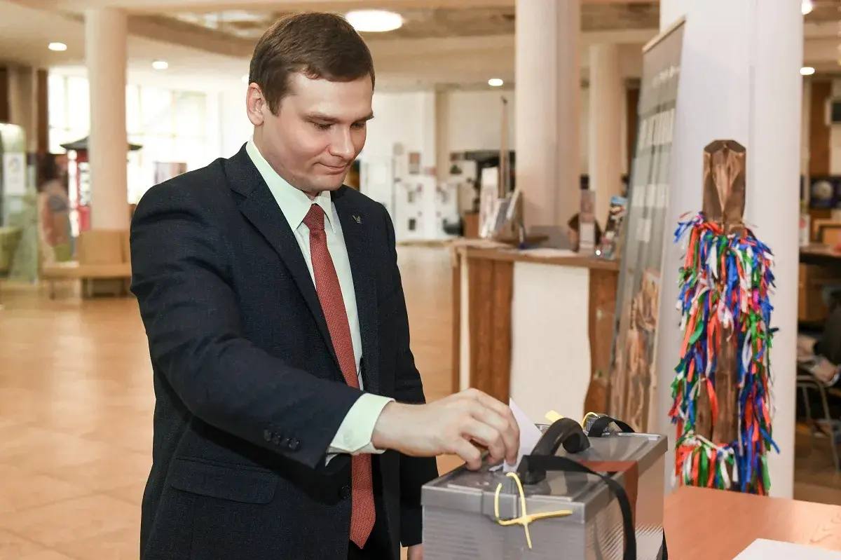 Памятник Сталину: Валентин Коновалов присоединился к опросу общественного мнения