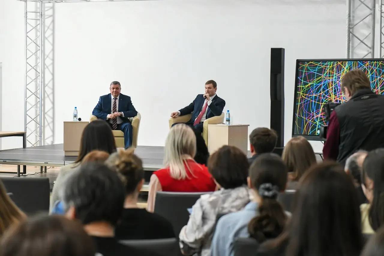 В Хакасии прошла встреча Валентина Коновалова с представителями легкой промышленности В Хакасии прошла встреча Валентина Коновалова с представителями легкой промышленности