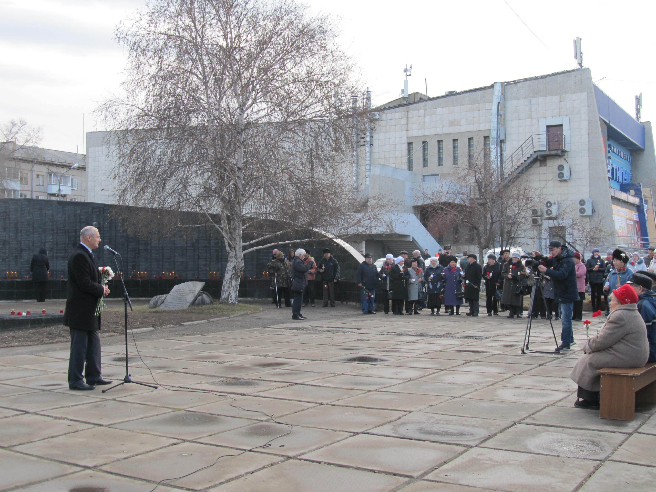 В 30-40 годах в газете «Советская Хакассия» с пугающей регулярностью появлялись разные публикации с призывами к жестоким и суровым репрессиям и расстрелам, причём обвинялись на страницах газет самые разные люди – от... В 30-40 годах в газете «Советская Хакассия» с пугающей регулярностью появлялись разные публикации с призывами к жестоким и суровым репрессиям и расстрелам, причём обвинялись на страницах газет самые разные люди – от...