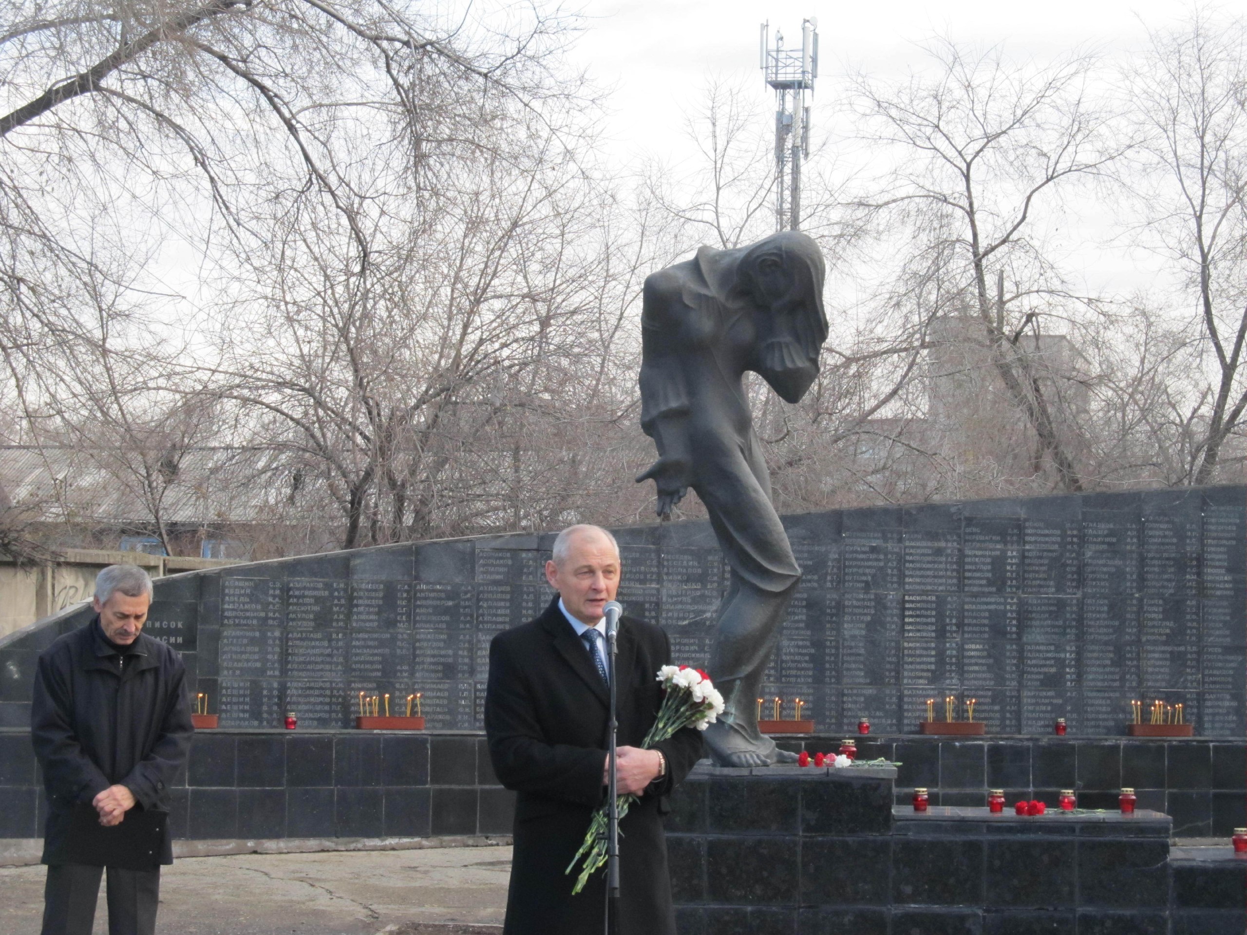 В 30-40 годах в газете «Советская Хакассия» с пугающей регулярностью появлялись разные публикации с призывами к жестоким и суровым репрессиям и расстрелам, причём обвинялись на страницах газет самые разные люди – от... В 30-40 годах в газете «Советская Хакассия» с пугающей регулярностью появлялись разные публикации с призывами к жестоким и суровым репрессиям и расстрелам, причём обвинялись на страницах газет самые разные люди – от...