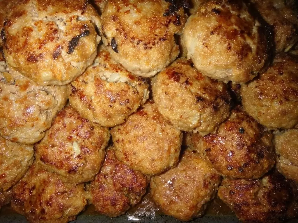 Секреты вкусных котлет: как приготовить сочные и пышные в духовке без яиц