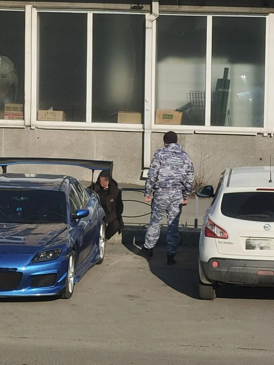 «Мне показалось — там ребёнок!»: попытку взлома автомобиля предотвратил абаканский судебный пристав