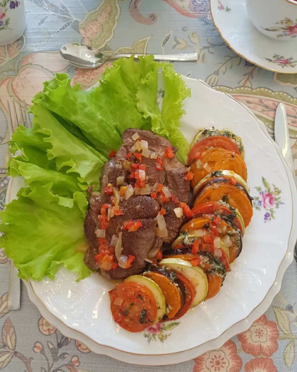 Рататуй с антрекотом: волшебство французской кухни на вашей кухне