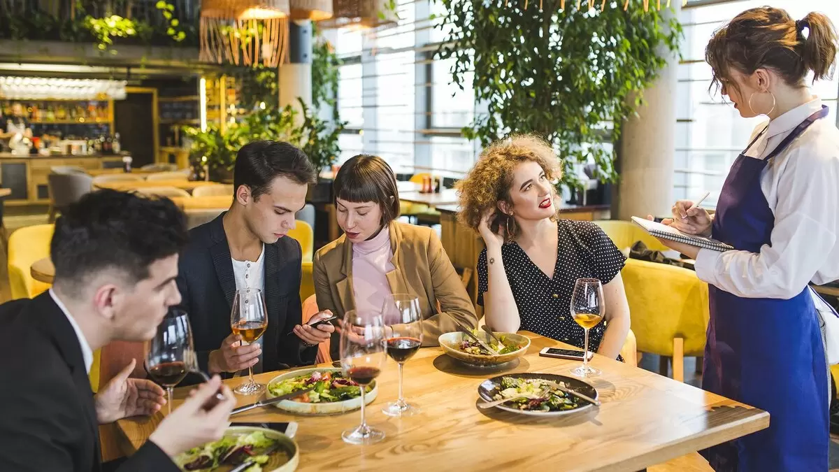 Рекордные траты петербуржцев на еду вне дома: что стоит за ростом?