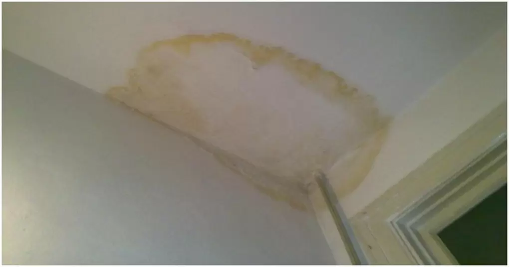 Как вернуть белизну потолка после затопления: простые решения для идеального результата