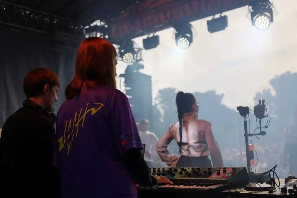 Фестиваль современной электронной этнической музыки «Наа н» из Школы креативных индустрий выступит в театре «Геликон-опера» в Москве Фестиваль современной электронной этнической музыки «Наа н» из Школы креативных индустрий выступит в театре «Геликон-опера» в Москве