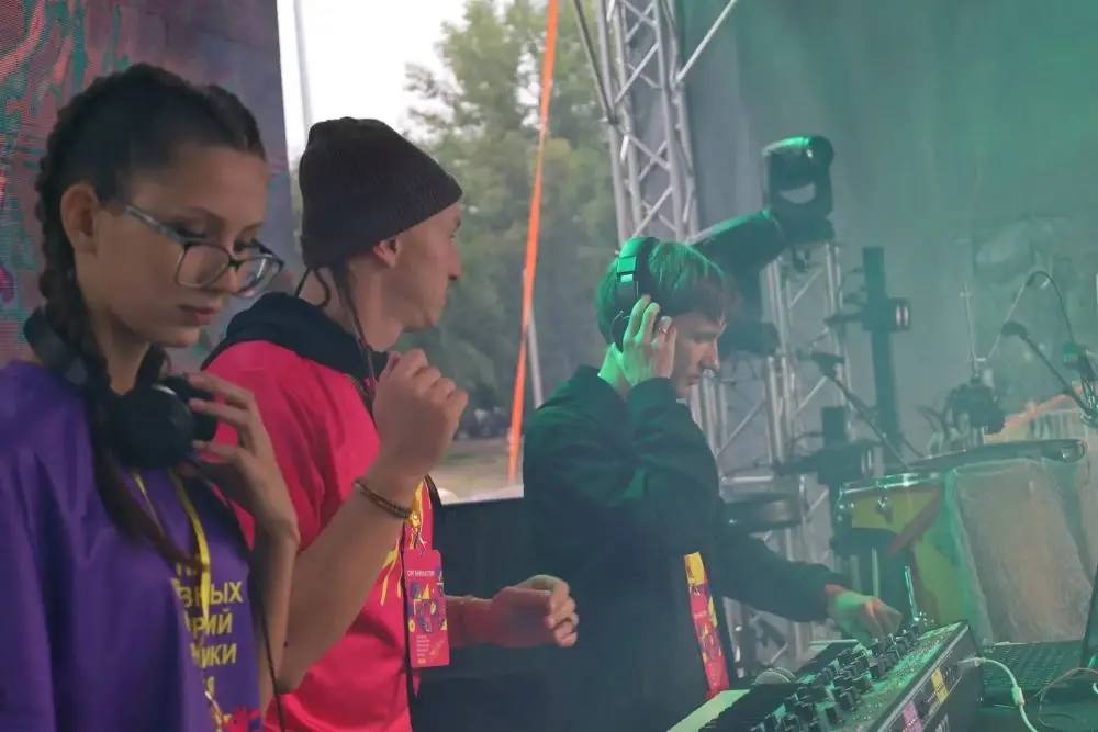 Фестиваль современной электронной этнической музыки «Наа н» из Школы креативных индустрий выступит в театре «Геликон-опера» в Москве Фестиваль современной электронной этнической музыки «Наа н» из Школы креативных индустрий выступит в театре «Геликон-опера» в Москве