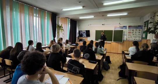 Полицейские Хакасии продолжают проводить профилактические уроки для школьников