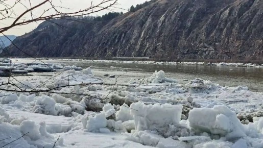 Ледовое поле на реке Абакан в Абазе стоит, не хватает уровня воды, чтобы его сдвинуть- сейчас он на отметке 86 см