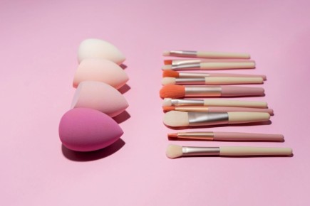 Как правильно ухаживать за кистями и спонжами для макияжа