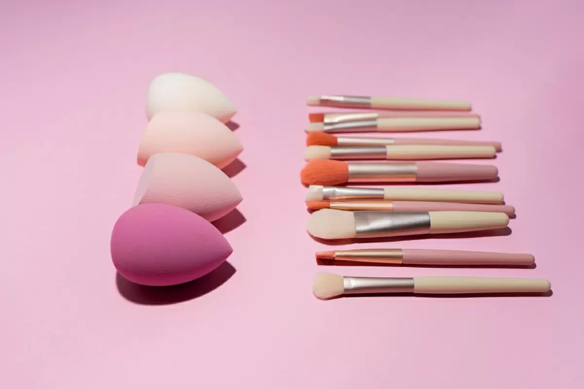 Как правильно ухаживать за кистями и спонжами для макияжа