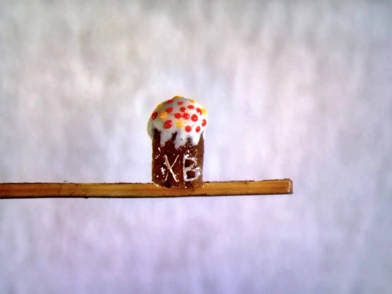 Омский микроминиатюрист Анатолий Коненко испек к Пасхе кулич высотой всего 1,75 мм с глазурью и обсыпкой, который уместился на волоске Омский микроминиатюрист Анатолий Коненко испек к Пасхе кулич высотой всего 1,75 мм с глазурью и обсыпкой, который уместился на волоске