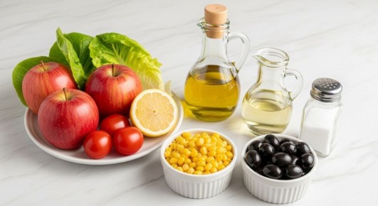 Необычный салат с яблоками, кукурузой и маслинами: простой рецепт для яркого меню