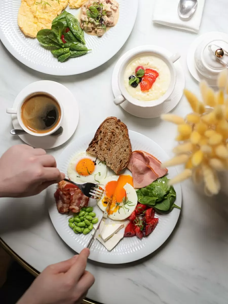 Завтрак с игристым: зимние удовольствия в ресторане Kislovsky