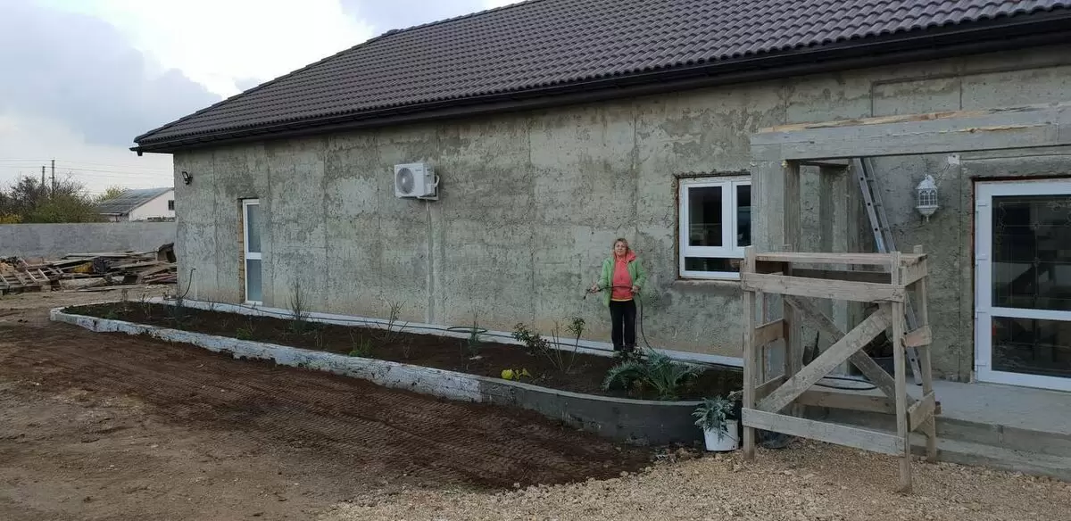 Как небольшой навес превратил вход в дом в комфортное пространство