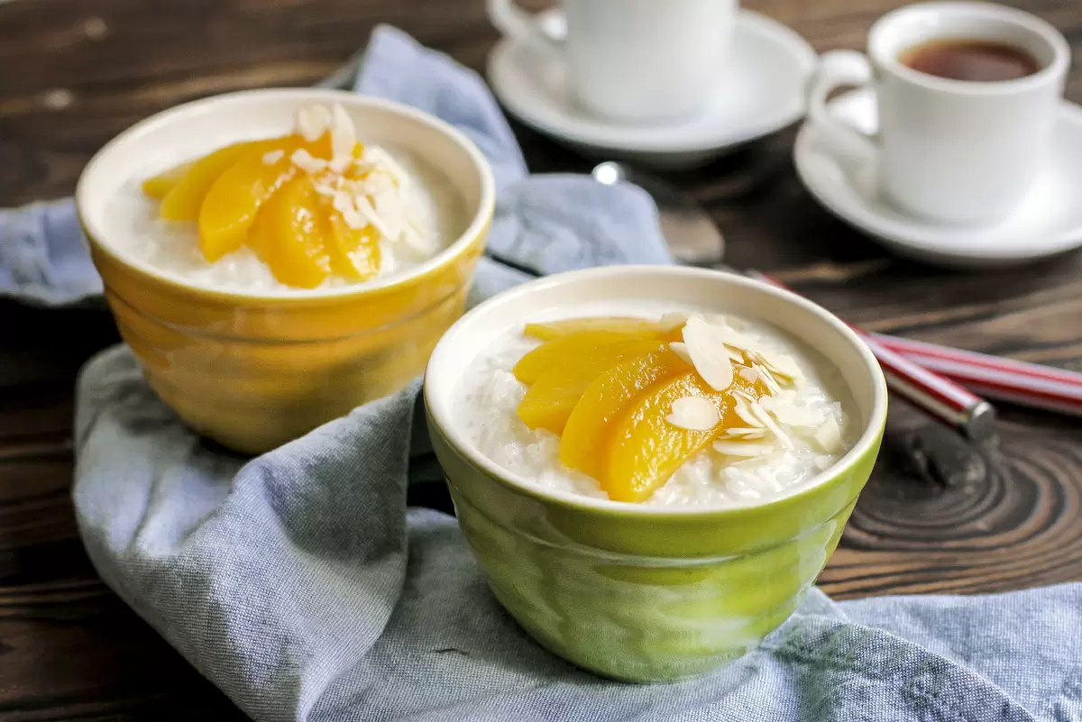 Рисовая каша с кокосом и персиками: утренний рай из Паттайи