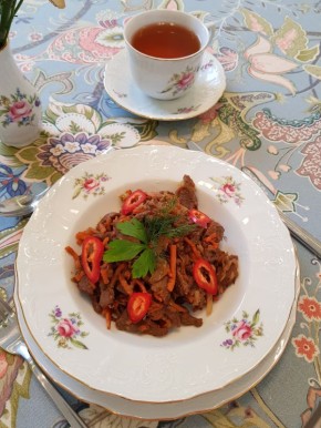 Гуляш из говядины с овощами: тепло и уют в каждой ложке