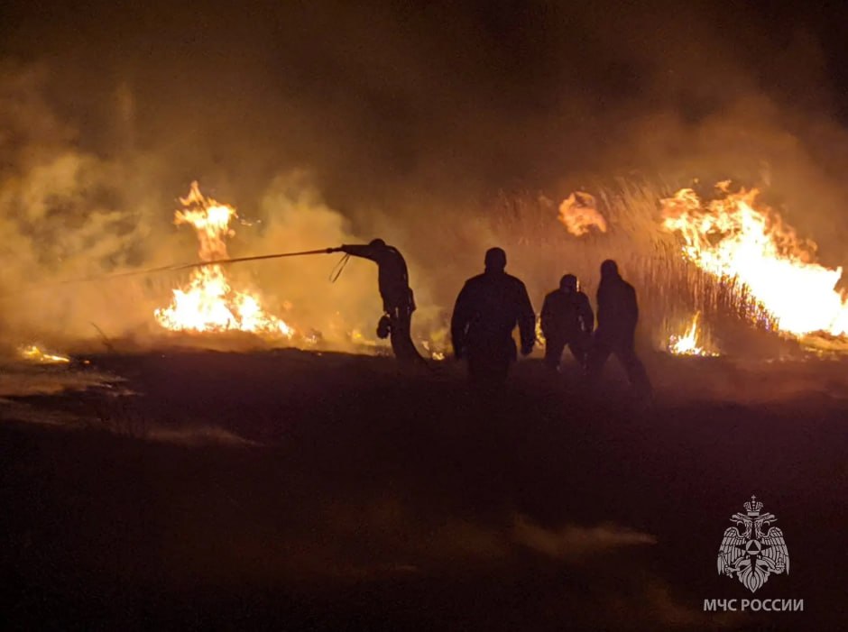 С несколькими палами травы боролись огнеборцы в разных районах Хакасии