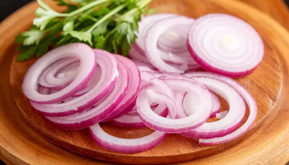 Лук в маринаде: простой и вкусный способ заготовки, который станет любимцем на столе