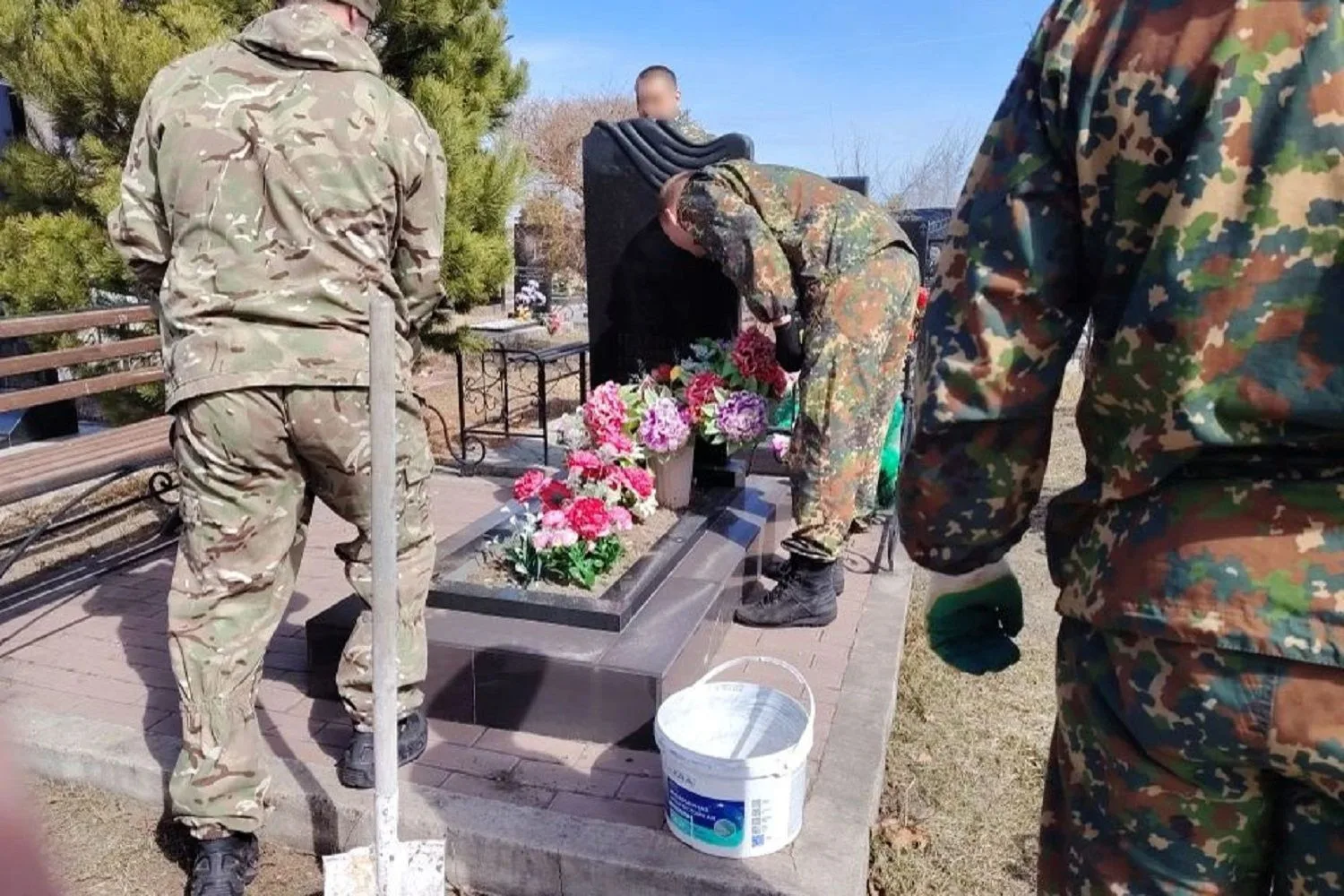 В Хакасии произведена уборка мест захоронений ветеранов службы