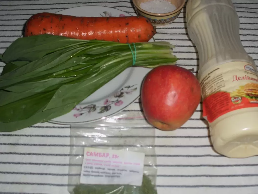 Весенний салат с черемшей, морковью и яблоком: свежесть на вашем столе