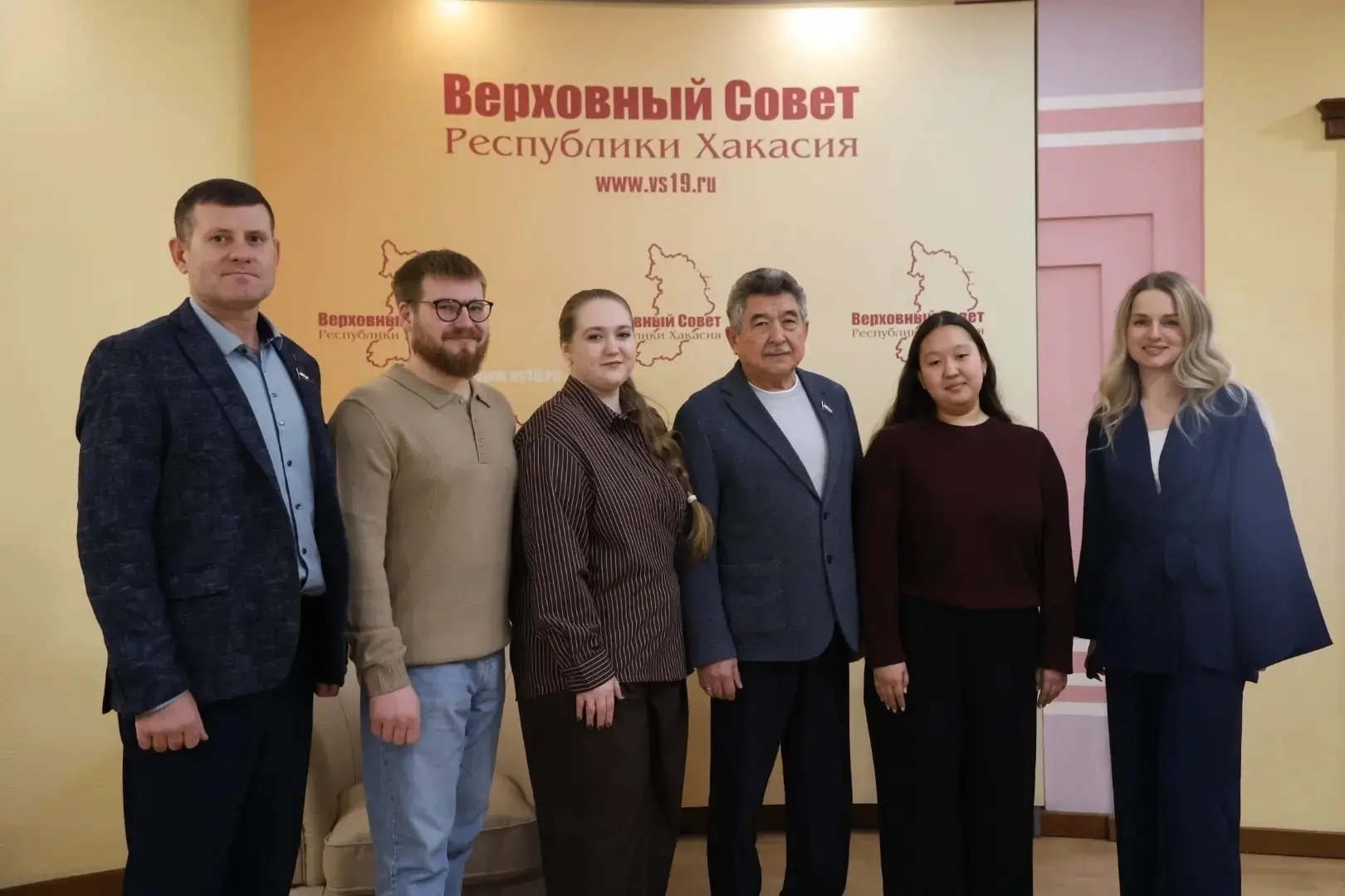 Участники творческо-просветительского проекта «Моя Хакасия» встретились с первым заместителем Председателя Верховного Совета республики Петром Ворониным Участники творческо-просветительского проекта «Моя Хакасия» встретились с первым заместителем Председателя Верховного Совета республики Петром Ворониным