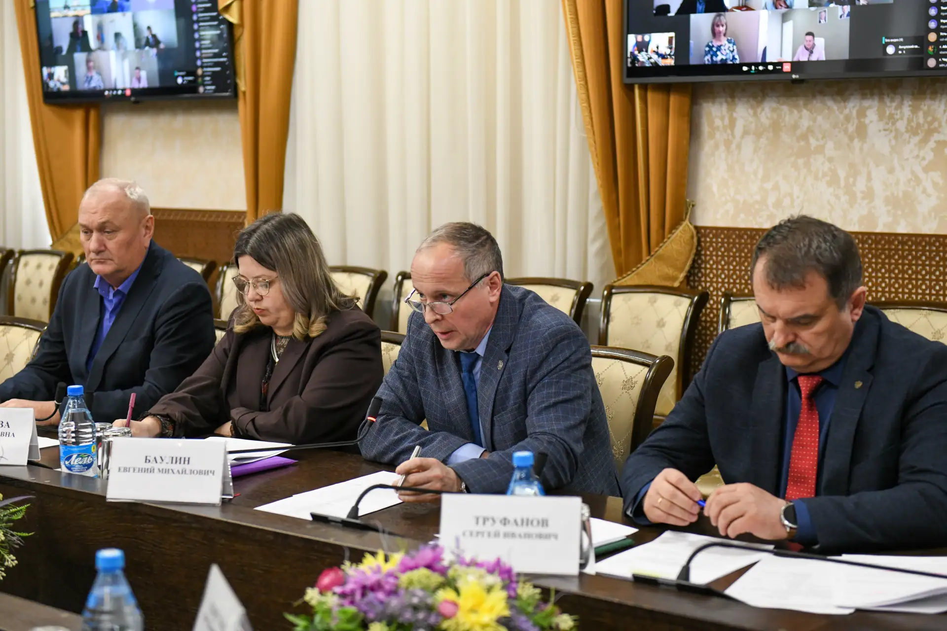 Валентин Коновалов: С профильными специалистами рассмотрели меры по недопущению массовых заболеваний домашнего скота Валентин Коновалов: С профильными специалистами рассмотрели меры по недопущению массовых заболеваний домашнего скота