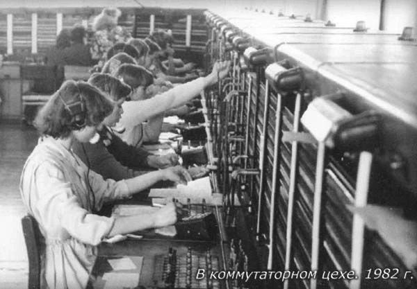 Первая телефонная станция в Абакане появилась на территории будущего города Абакана, по разным данным, в 1926 или 1927 году. В 1948 году в Абакане была установлена первая АТС Первая телефонная станция в Абакане появилась на территории будущего города Абакана, по разным данным, в 1926 или 1927 году. В 1948 году в Абакане была установлена первая АТС