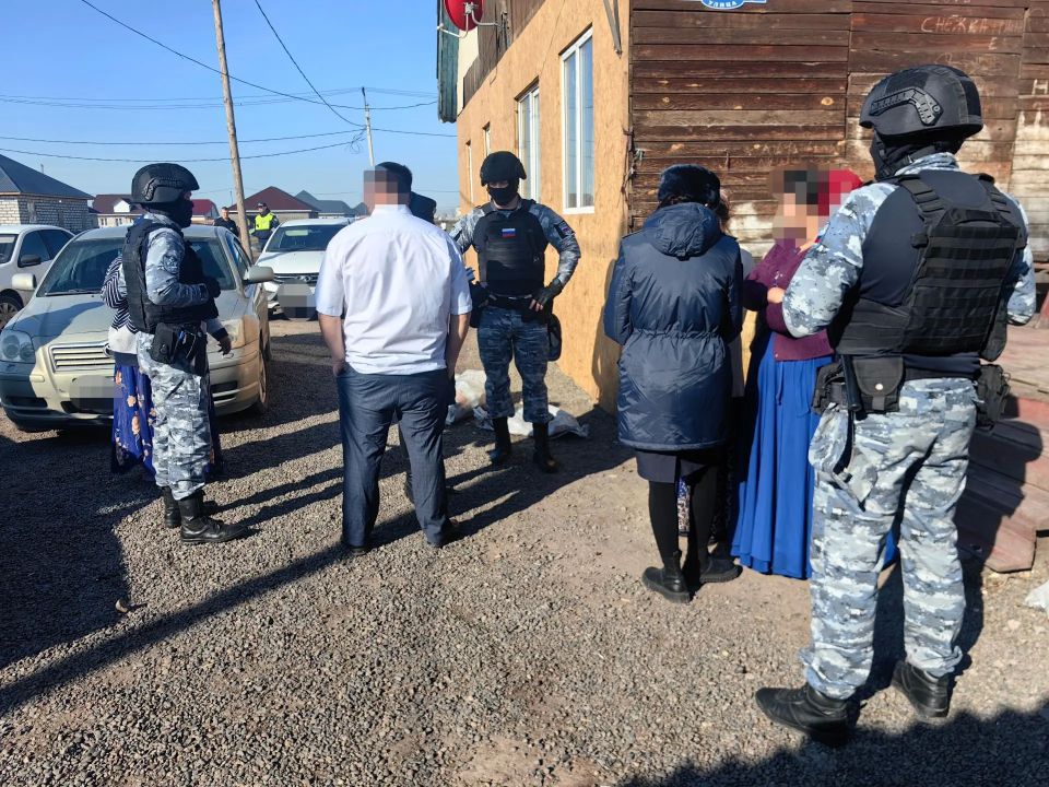 Ручки не золотили: в Хакасии силовики нагрянули в этнический поселок