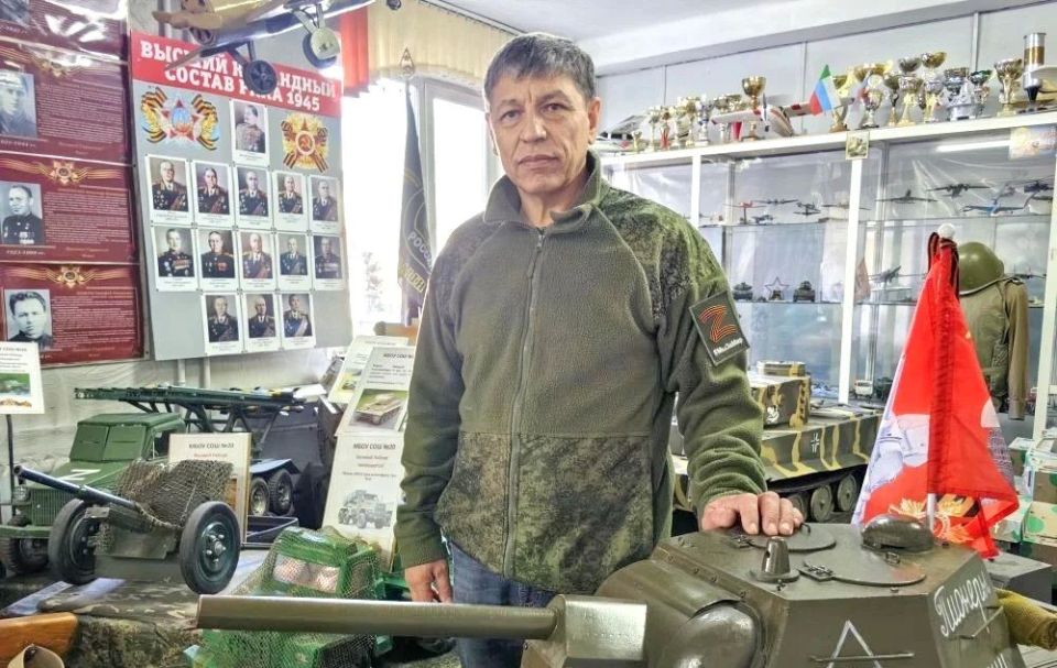 Музей с особой историей. Каждый, кто хоть раз побывал в абаканской школе № 20, наверняка обратил внимание на выставку моделей военной техники, которая разместилась на самом видном месте