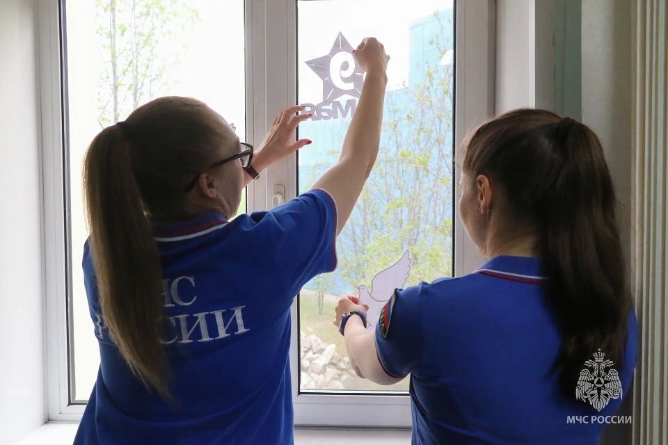 Накануне Дня Победы участники Молодежного совета Главного управления поддержали всероссийский проект «Окна Победы» Накануне Дня Победы участники Молодежного совета Главного управления поддержали всероссийский проект «Окна Победы»