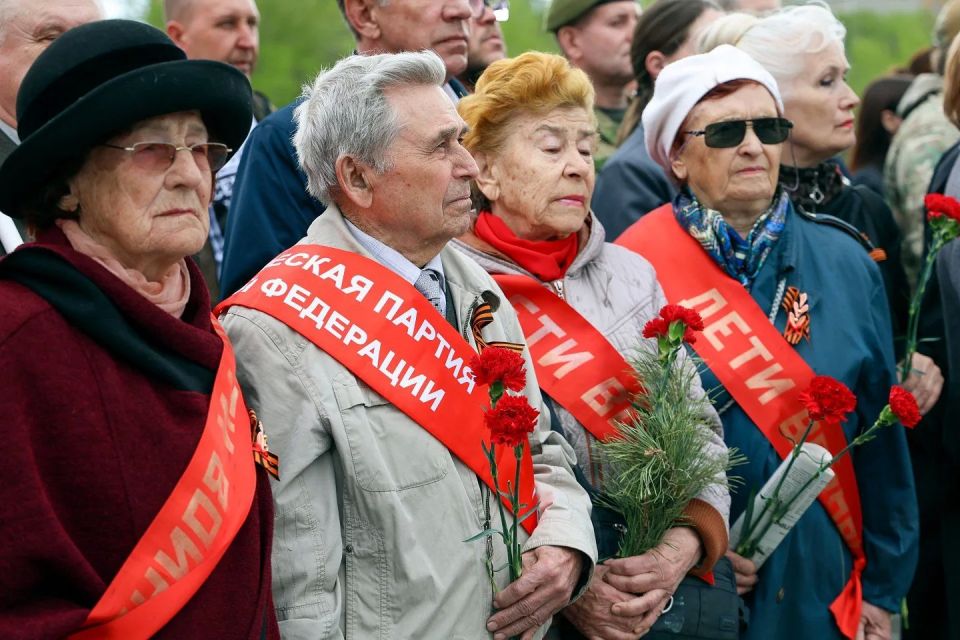 Никто не забыт, ничто не забыто: глава Хакасии почтил память бойцов, умерших от ран в госпиталях Абакана Никто не забыт, ничто не забыто: глава Хакасии почтил память бойцов, умерших от ран в госпиталях Абакана