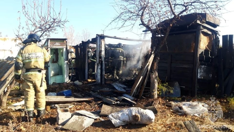 В Боградском районе добровольцы потушили надворную постройку