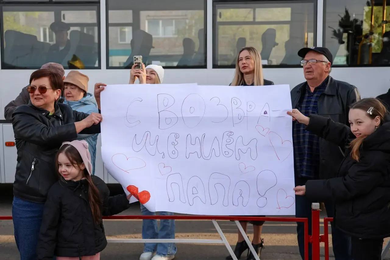 Глава Хакасии встретил сотрудников полиции, вернувшихся из командировки на Северном Кавказе Глава Хакасии встретил сотрудников полиции, вернувшихся из командировки на Северном Кавказе