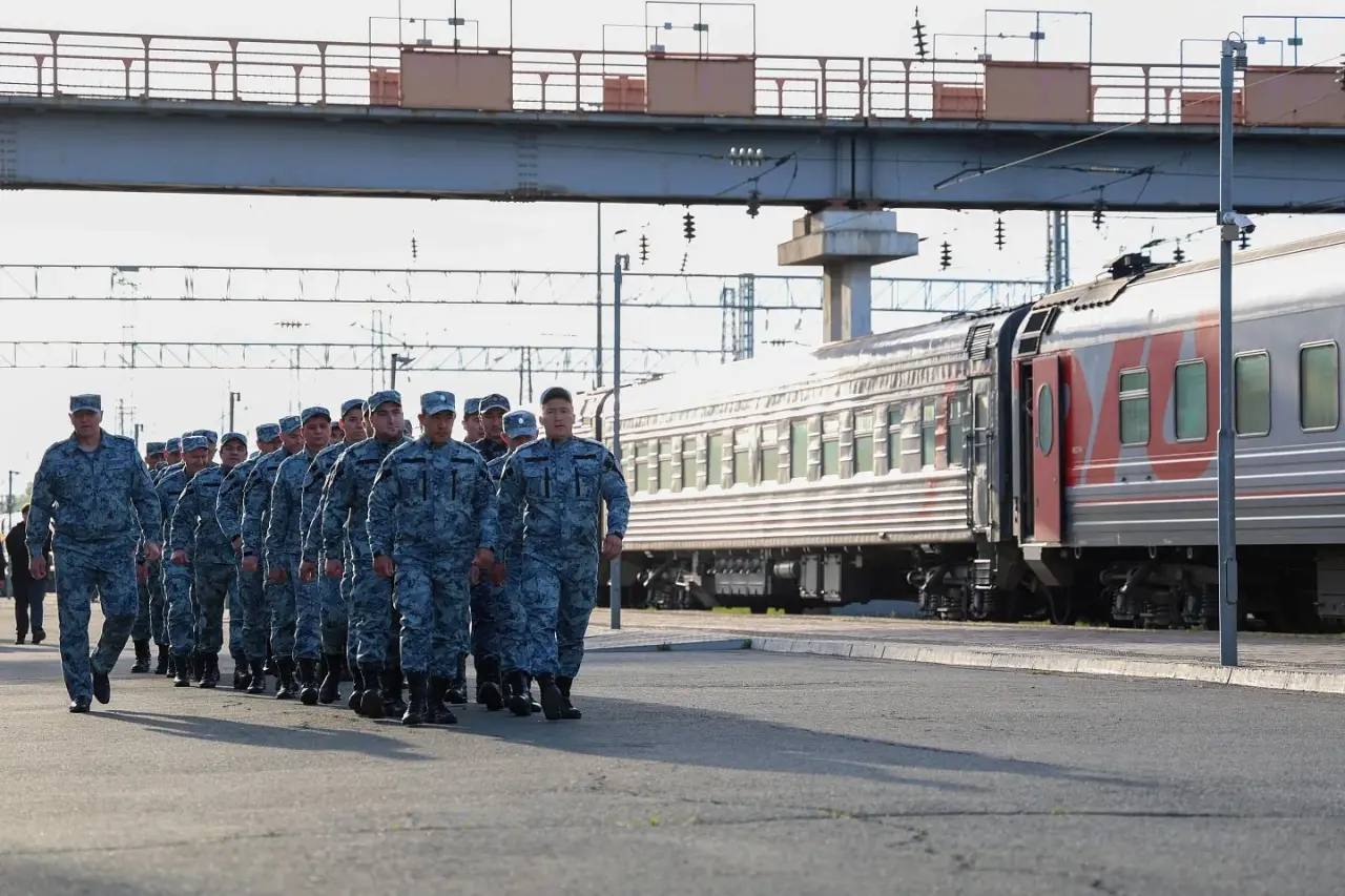 Глава Хакасии встретил сотрудников полиции, вернувшихся из командировки на Северном Кавказе Глава Хакасии встретил сотрудников полиции, вернувшихся из командировки на Северном Кавказе