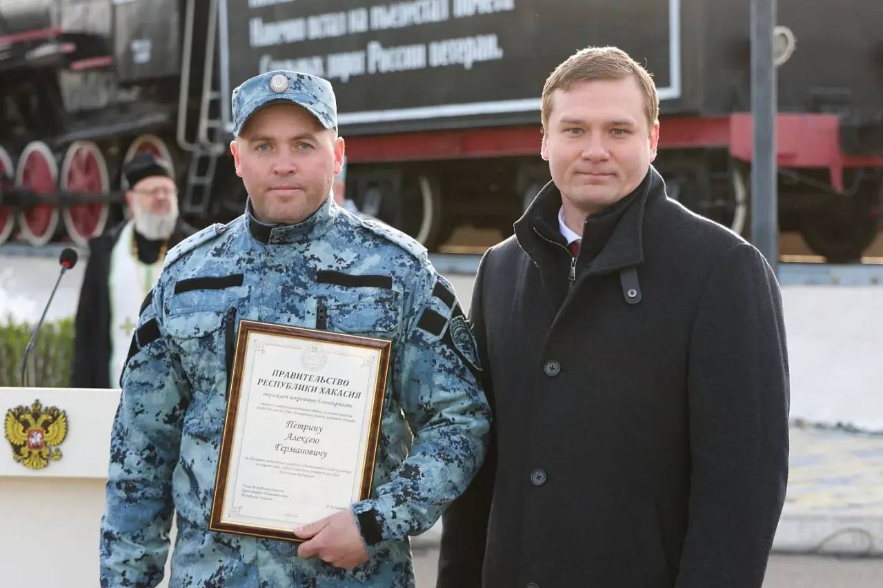Глава Хакасии встретил сотрудников полиции, вернувшихся из командировки на Северном Кавказе Глава Хакасии встретил сотрудников полиции, вернувшихся из командировки на Северном Кавказе