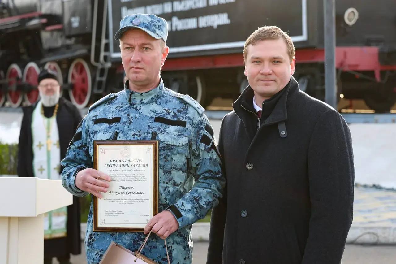 Глава Хакасии встретил сотрудников полиции, вернувшихся из командировки на Северном Кавказе Глава Хакасии встретил сотрудников полиции, вернувшихся из командировки на Северном Кавказе