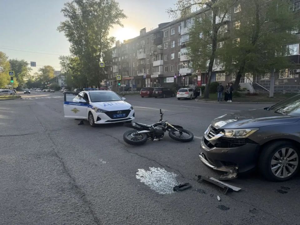 В Абакане двое подростков на питбайке пострадали в ДТП В Абакане двое подростков на питбайке пострадали в ДТП